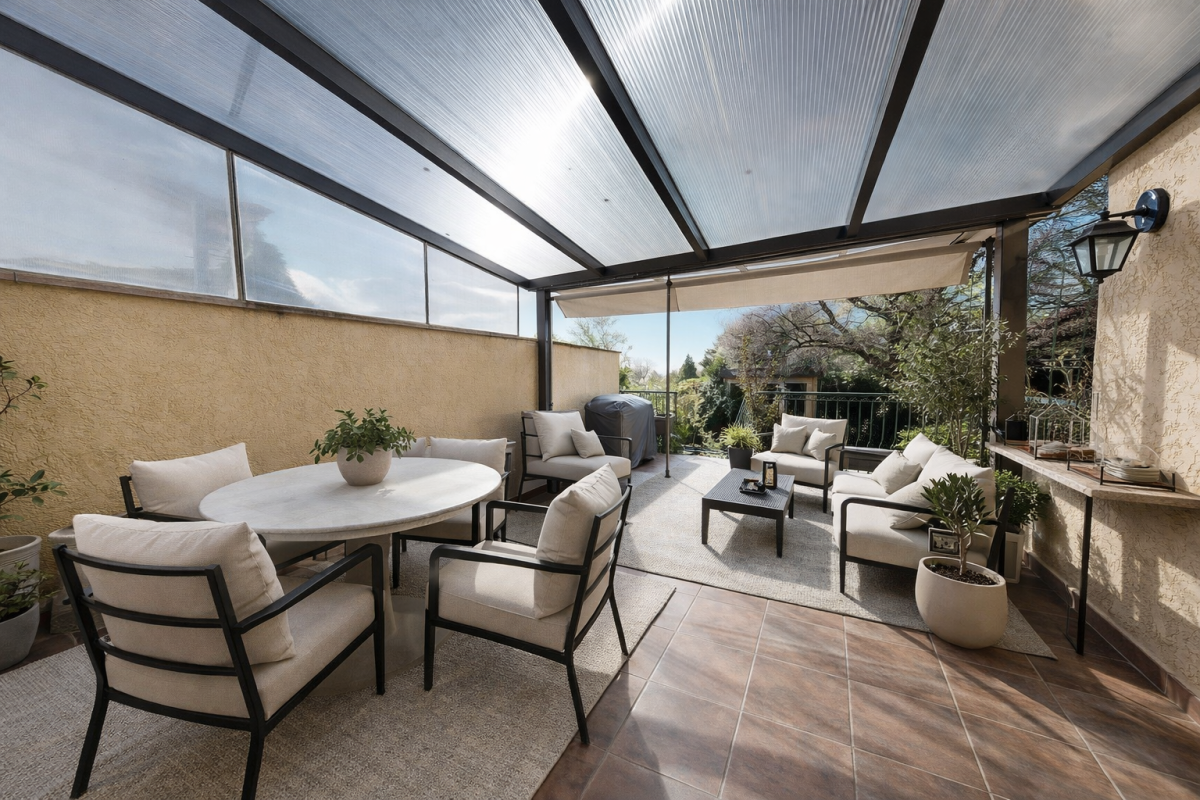 Moderne Terrasse mit gemütlichem Ambiente