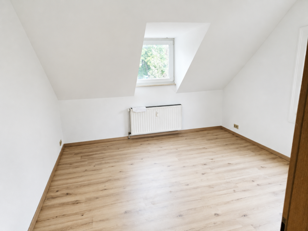 Wiesbaden - Renovierte 2-Zimmer Dachgeschosswohnung ab sofort frei
