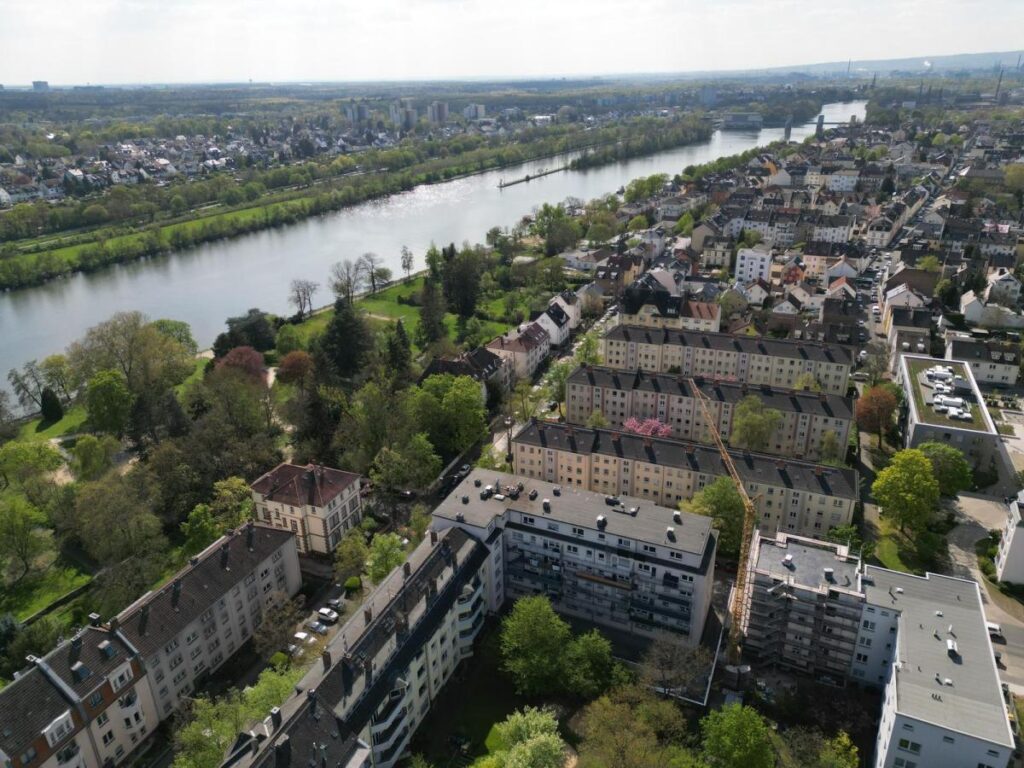 Frankfurt am Main - Urban & im Grünen: 2-Zimmer-Wohnung am Main mit Balkon & Tiefgarage
