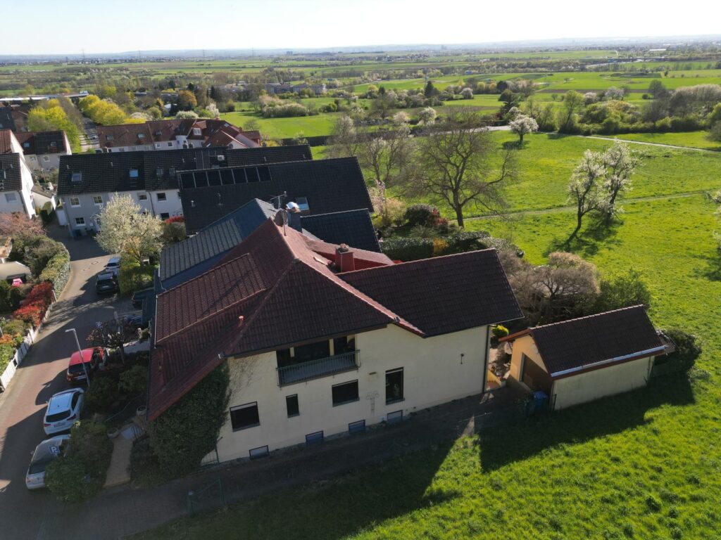 Hofheim am Taunus - Traumlage am Feldrand: Großzügiges Familiendomizil mit Blick ins Grüne