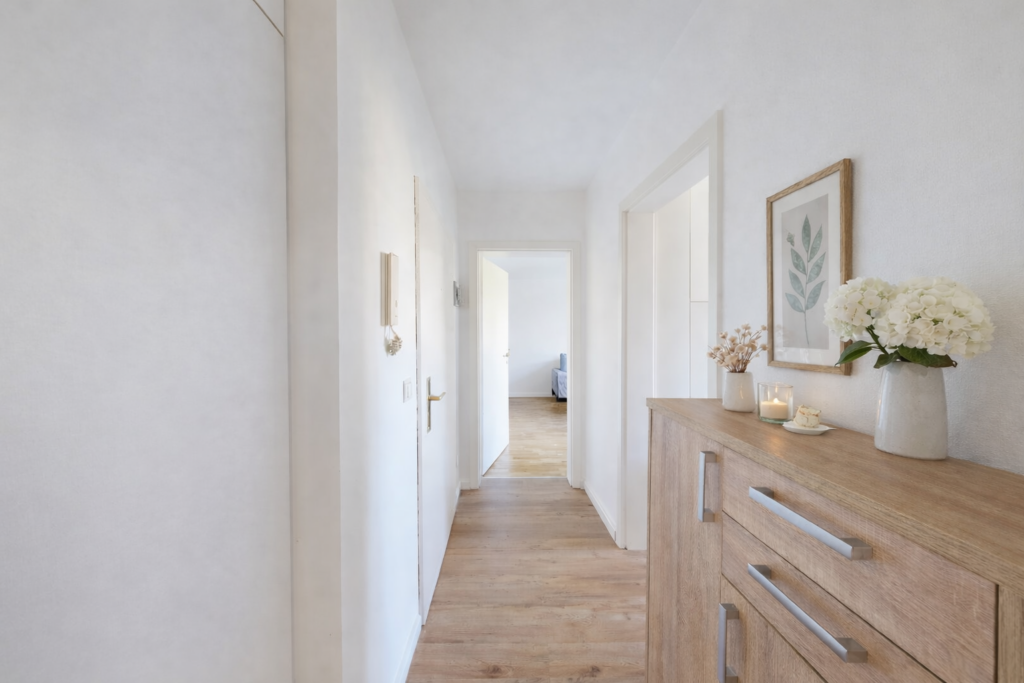 Frankfurt am Main - Main & Park vor der Tür: Sanierte 2-Zimmer-Wohnung mit Balkon & TG