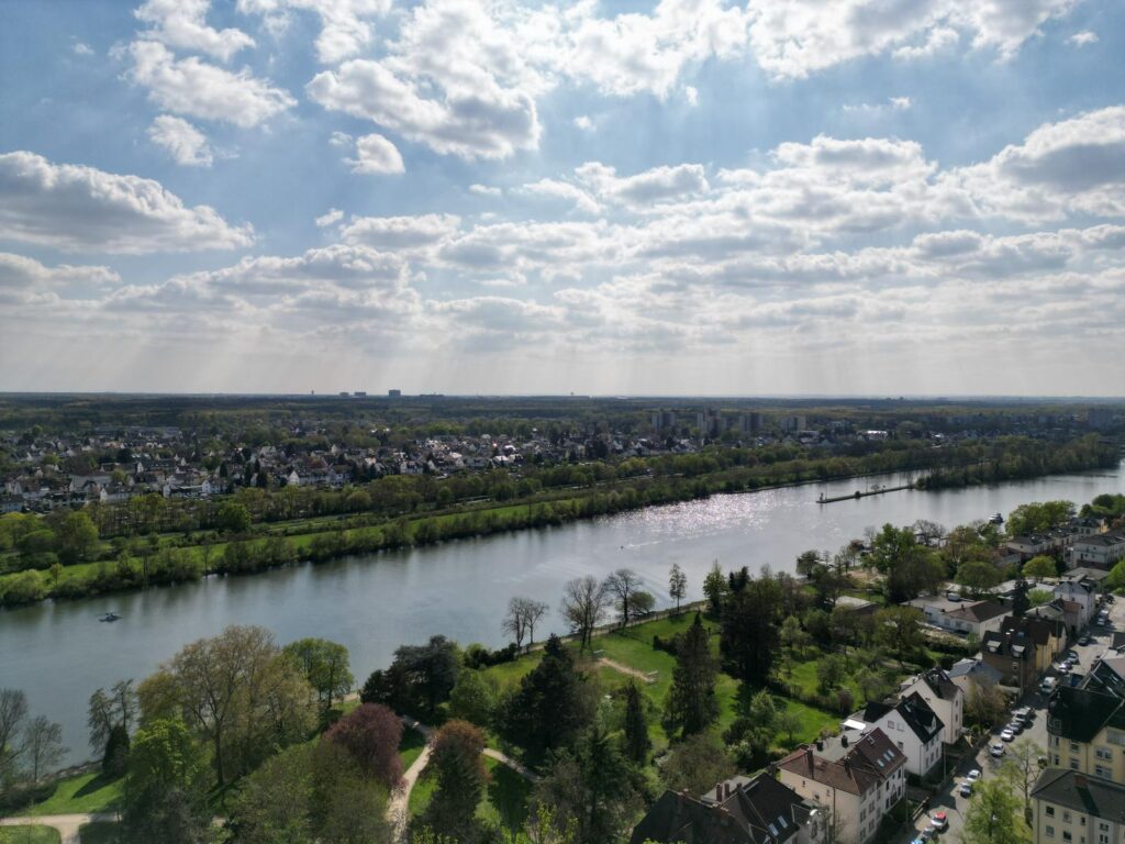 Frankfurt am Main - Mainlage genießen: Moderne 2-Zimmer-Wohnung mit Balkon & Grünblick